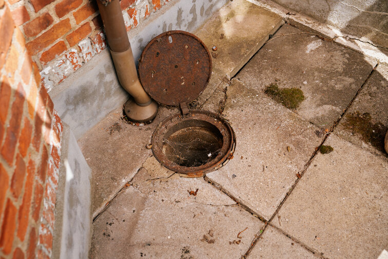 Sandfangsbrønd med dæksel